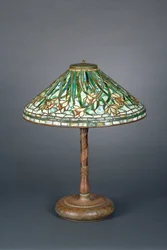 緑の水仙の色合いのテーブルランプ、c.1898-1905（青銅と鉛ガラス）
